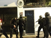 Schwer bewaffnete Polizeikräfte vor der mexikanischen Botschaft in Quito.