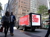 Lkw mit Aufschrift der Kampagne "Let Cuba live" und politischen Forderungen